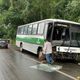 Imagem - Carro bate em ônibus e vítima fica presa às ferragens na ES 257, em Aracruz