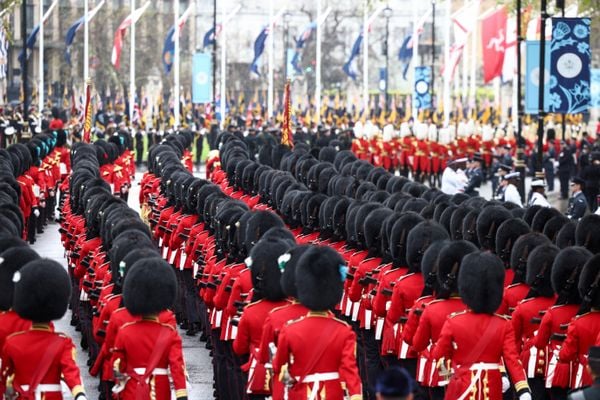 A guarda britânica marchando durante a coroação do Rei Charles III, em Londres por Reuters/Folhapress