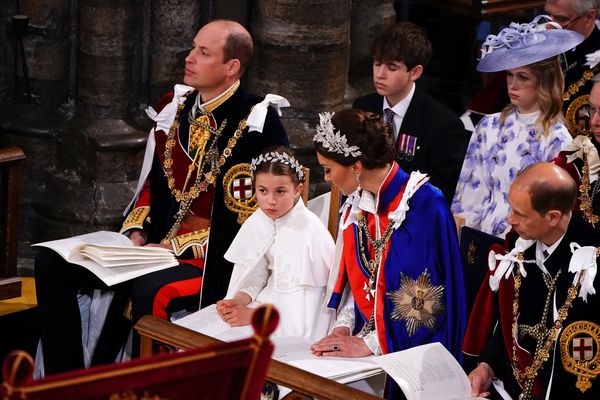 A princesa Charlotte em meio aos pais, o príncipe William e Kate Middleton, durante a coroação do Rei Charles III, em Londres