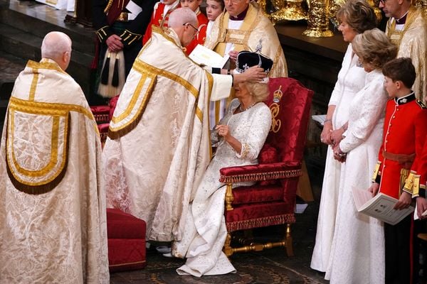 Camilla é coroada com a Coroa da Rainha Mary pelo Arcebispo de Canterbury, durante sua cerimônia de coroação, junto a do Rei Charles III, em Londres por Reuters/Folhapress