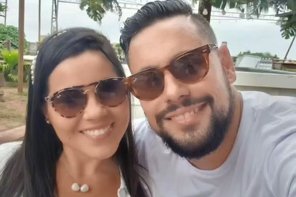 Janaína Soares em foto com o marido, Guilherme Rocha, músico morto por um PM em um condomínio de Vitória