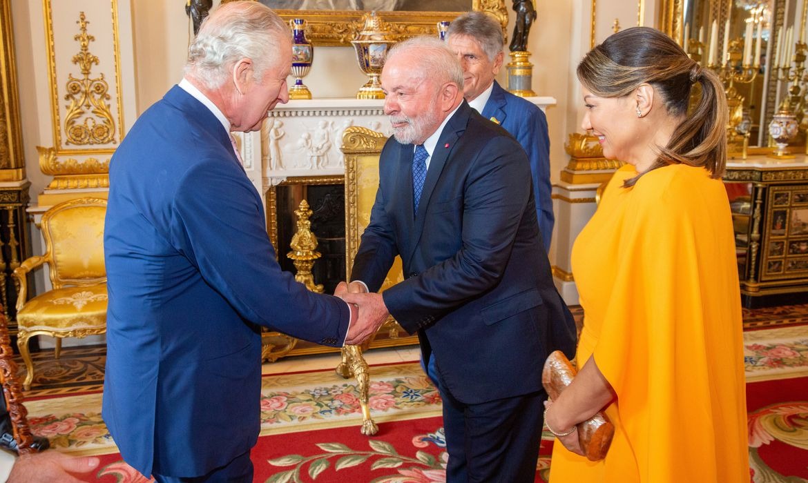 Presidente compareceu à cerimônia de coroação em Londres neste sábado, ao lado da primeira-dama, Janja