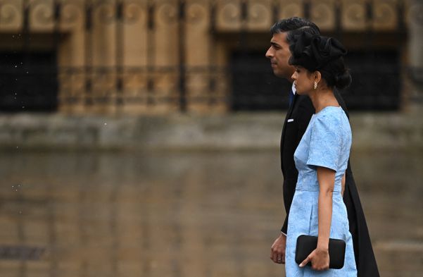 O primeiro-ministro britânico Rishi Sunak e sua esposa Akshata Murthy a caminho da cerimônia de coroação do rei Charles  por Reuters/Folhapress