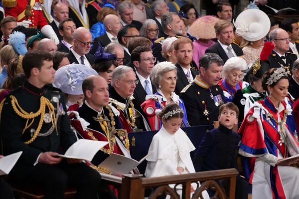 O Príncipe de Gales, a Princesa Charlotte, o Príncipe Louis e a Princesa de Gales com o Duque de Sussex sentaram-se na terceira fila, na cerimônia de coroação do Rei Charles III  por Reuters/Folhapress