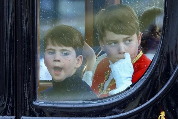 O príncipe George e o príncipe Louis  após a coroação do Rei Charles III por Reuters/Folhapress