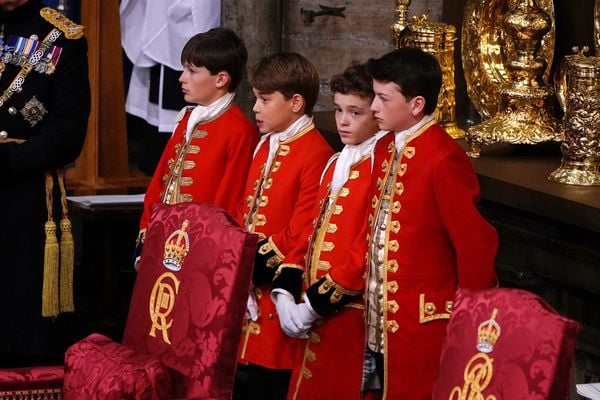 O príncipe George (segundo na fila de pajens) durante a coroação do avô, o Rei Charles III, no Reino Unido por Reuters/Folhapress