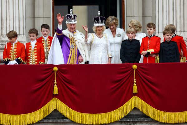 O rei Charles e a rainha Camilla da Grã-Bretanha, o príncipe George, Annabel Elliot, irmã da rainha Camilla, e Fiona Mary Petty-Fitzmaurice, marquesa de Lansdowne, na varanda do Palácio de Buckingham após a coroação