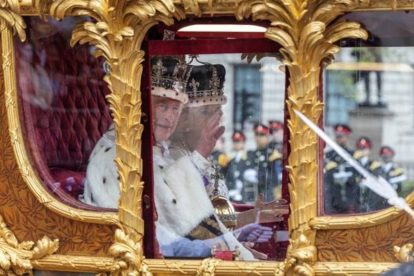 O rei Charles e a rainha Camilla deixam a Abadia de Westminster após sua coroação, em Londres por Reuters/Folhapress