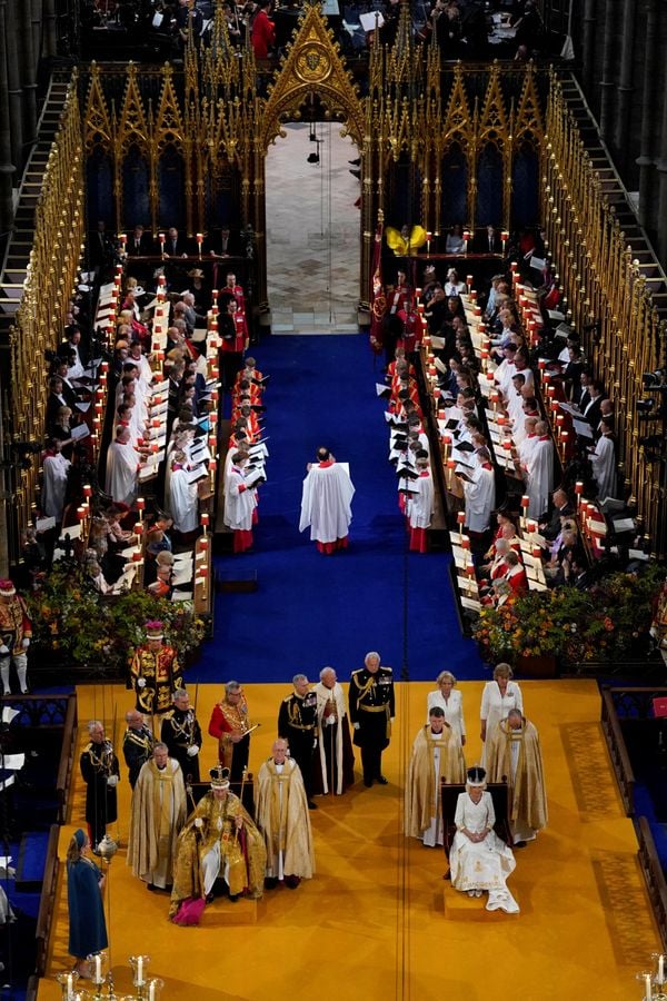 O rei Charles III usando a coroa de St Edward e a rainha Camilla usando a coroa da rainha Mary durante a cerimônia de coroação na abadia de Westminster, em Londres por Reuters/Folhapress