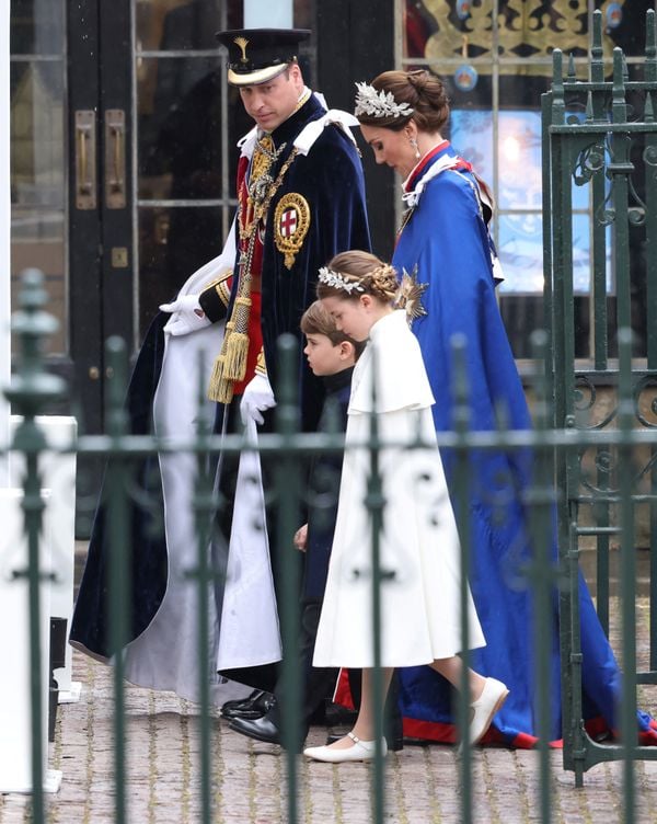 Príncipe William e Kate Middleton chegando com o príncipe Louis e a princesa Charlotte à coroação do rei Charles III, em Londres por Reuters/Folhapress