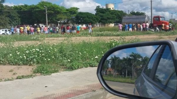 Acidente entre moto e caminhão deixou duas pessoas mortas na manhã deste domingo (7), no bairro São Francisco, em Nova Venécia