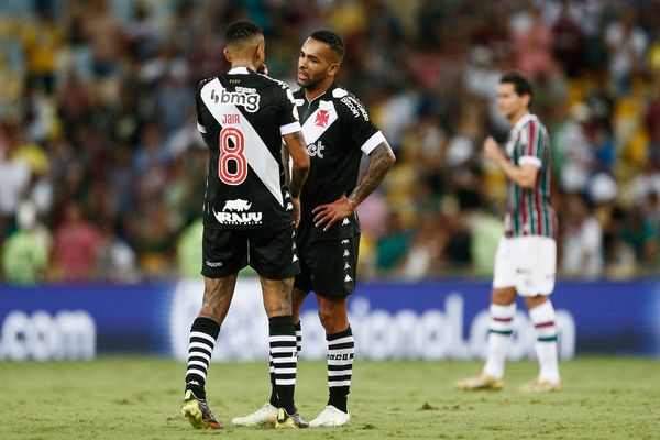 Jair e Alex Teixeira durante o clássico entre Fluminense e Vasco, pela quarta rodada do Brasileirão 2023