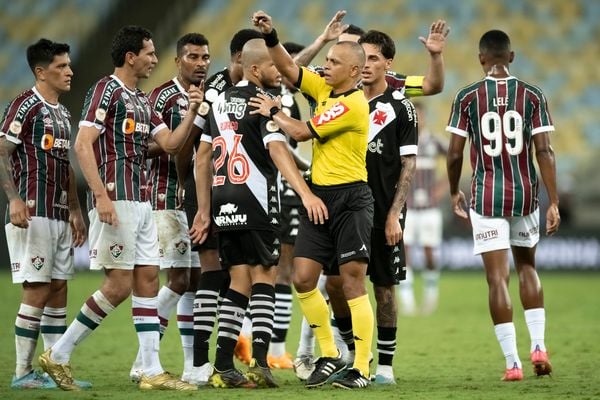 O árbitro Wilton Pereira Sampaio não teve o mesmo critério na hora de definir os acréscimos nos dois tempos do clássico entre Fluminense e Vasco