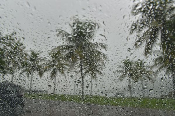 Semana começa com tempo fechado e chuvoso devido à umidade trazida pelos ventos costeiros no Espírito Santo