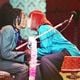O cantor Milton Nascimento e a cantora Rita Lee se beijam durante 