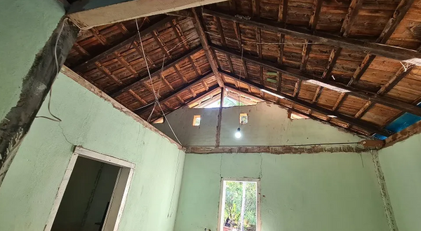 Casa sem forro onde trabalhadores resgatados em situação análoga à escravidão ficavam alojados no ES