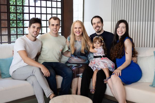Olimpia Repsold posou com os filhos Alexandre, Nikolas, Greg Repsold, a neta Helena e a nora Taynah Repsold