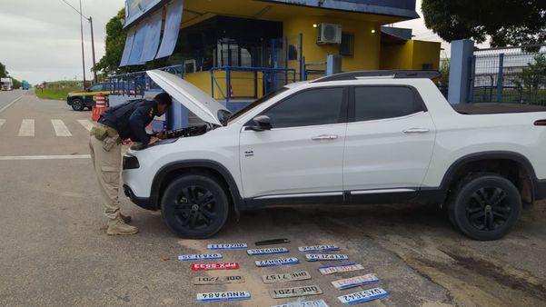 PRF recupera caminhonete roubada que levava placas para clonar veículos no ES