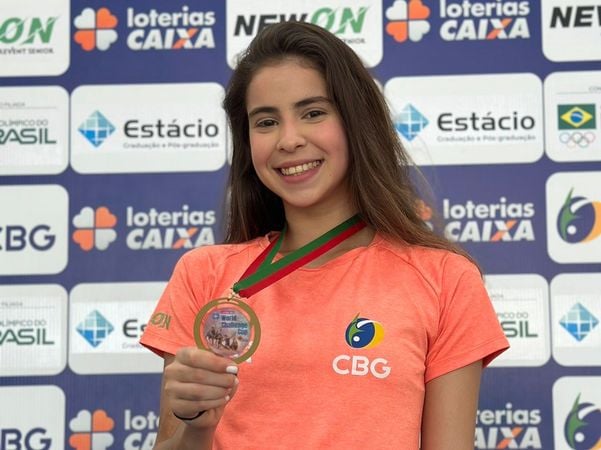 Sofia Madeira com a medalha conquistada no FIG World Challenge Cup