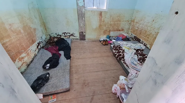 Um dos quartos de casas onde trabalhadores resgatados dormiam em fazenda de café no ES 