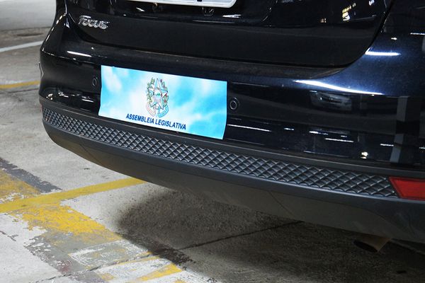 Adesivos de identificação nos carros oficiais da Assembleia do ES em 2018