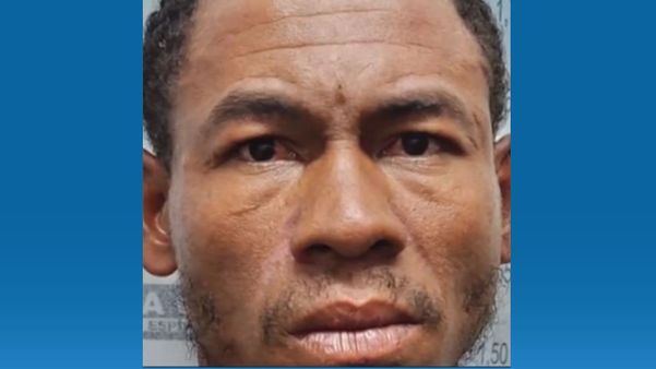 Antônio Welton Domingos de Souza, de 37 anos, foi preso na madrugada desta terça-feira (9) após tentar invadir um apartamento na Praia do Canto, em Vitória. 