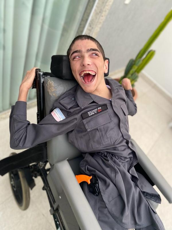 Davy Laia Themoteo, de 21 anos, ganhou uma farda de soldado da Polícia Militar, com direito ao nome dele no uniforme. por Policia Militar | Divulgação