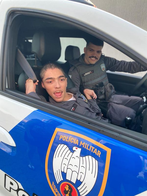 Davy Laia Themoteo, de 21 anos, ganhou uma farda de soldado da Polícia Militar, com direito ao nome dele no uniforme. por Policia Militar | Divulgação