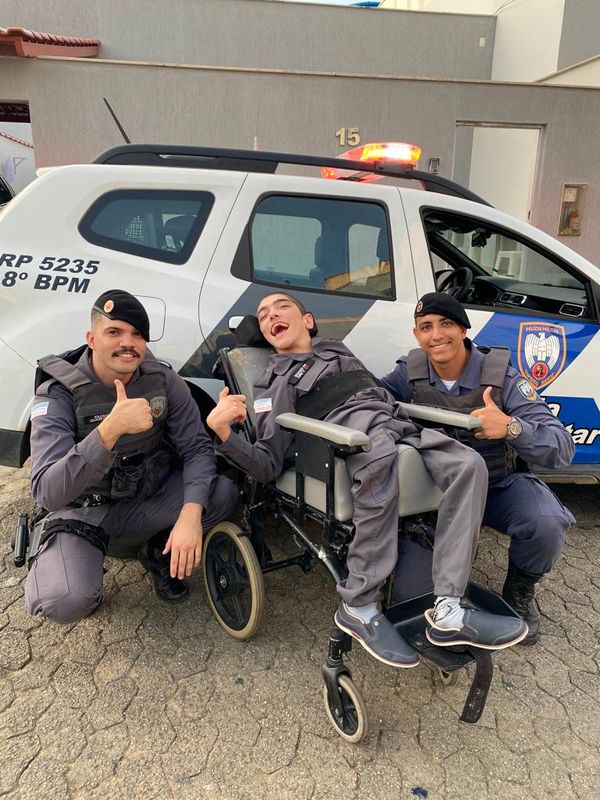 Davy Laia Themoteo, de 21 anos, ganhou uma farda de soldado da Polícia Militar, com direito ao nome dele no uniforme. por Policia Militar | Divulgação