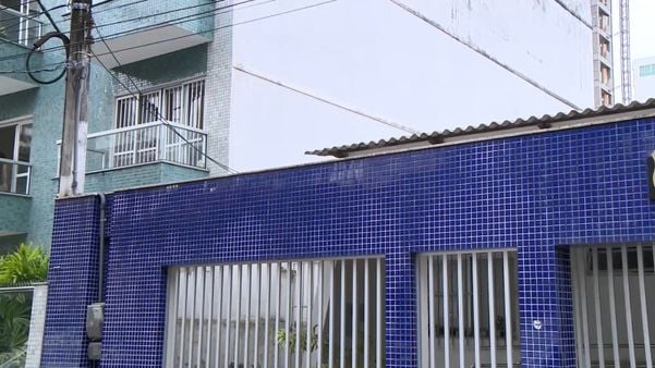 O suspeito teria usado o muro de uma Delegacia da Polícia Civil, que fica localizada ao lado do imóvel, para conseguir alcançar o segundo andar do prédio.