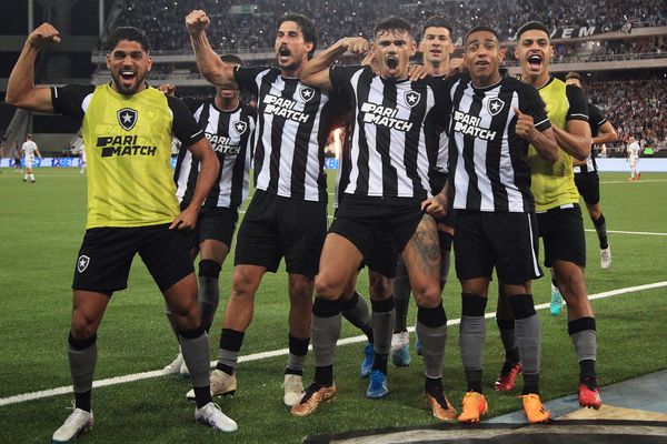Embalado, Botafogo passou por cima do Corinthians no Nilton Santos