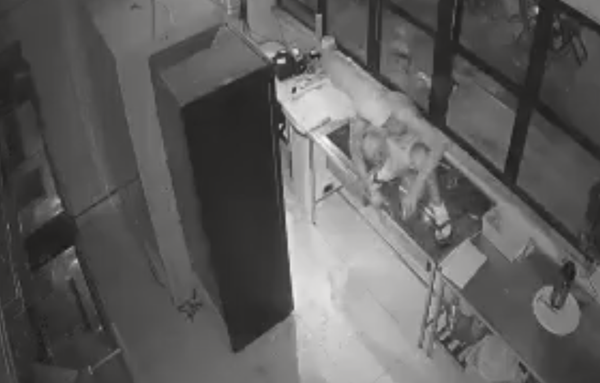 Homem invade quiosque em Itaparica e tenta levar garrafas de whisky 