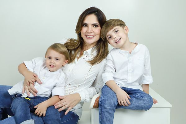 a cirurgiã dentista Nídia Marinho é só sorriso com os pequenos Túlio, 4 anos, e Murilo, 1.