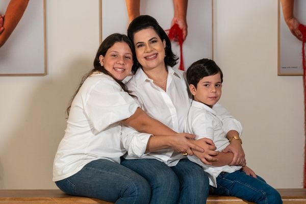 Ana Claudia Barros Villaschi e os filhos Ana Beatriz e Welligton