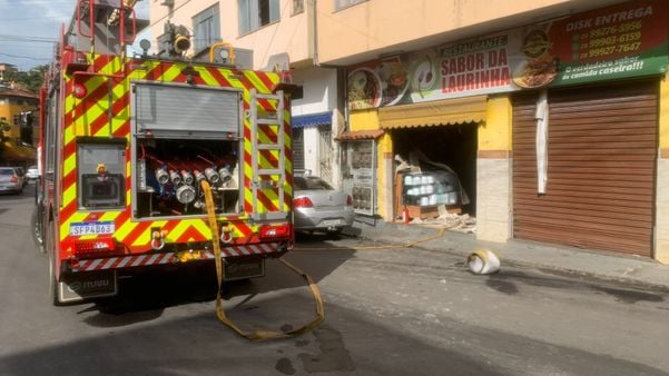 Incêndio destrói restaurante em Cachoeiro de Itapemirim por Corpo de bombeiros 