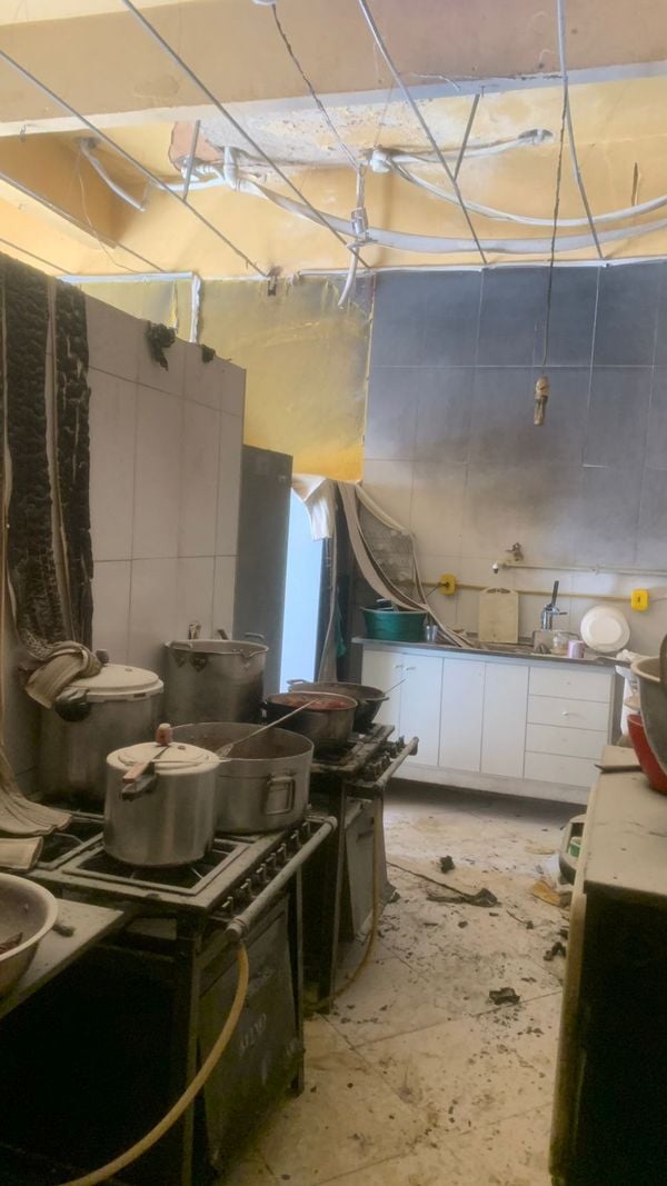 Incêndio destrói restaurante em Cachoeiro de Itapemirim por Corpo de bombeiros 