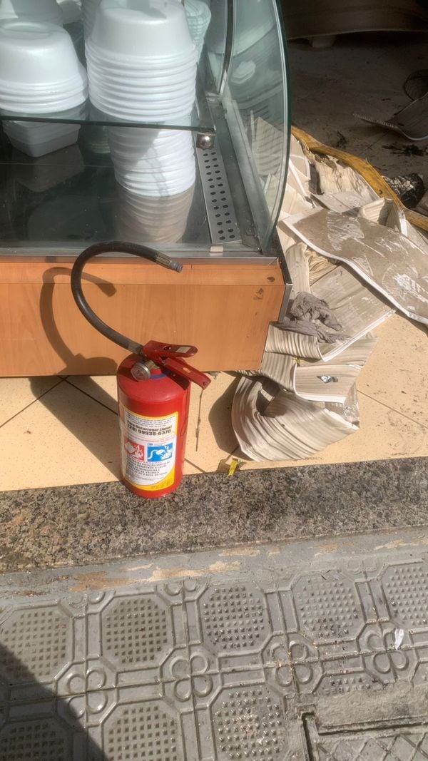 Incêndio destrói restaurante em Cachoeiro de Itapemirim por Corpo de bombeiros 