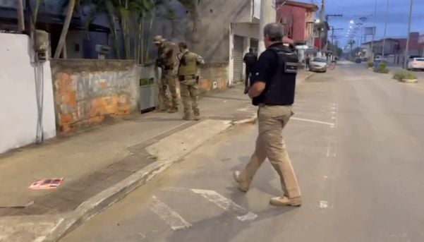 Policiais durante operação contra facções envolvidas em homicídios e tráfico de drogas em Linhares