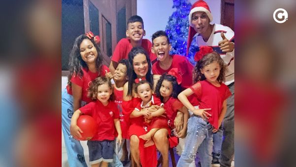 Dayene Lima, o marido Raphael Miranda e os oito filhos do casal, que mora em Cariacica