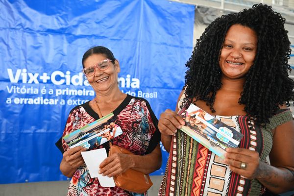 Gabriela dos Anjos Santos e a mãe dela receberam o cartão neste sábado (13) em Vitória