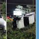 Imagem - Motorista perde controle, picape capota e para na praia da Curva da Jurema