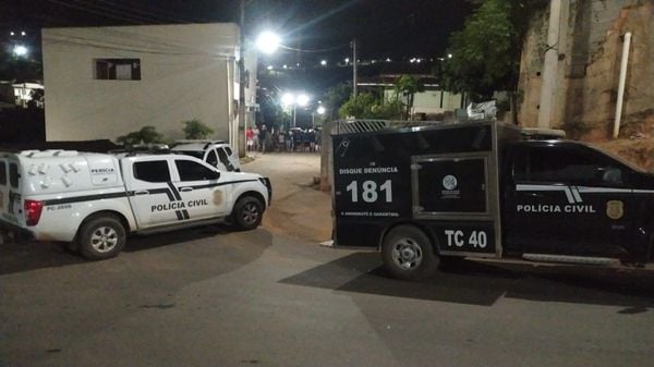 Homem é morto a tiros no meio da rua em Vila Valério