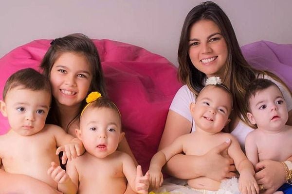 Patrícia Pontes com a primogênita e com os quadrigêmeos tinham 1 ano de idade 
