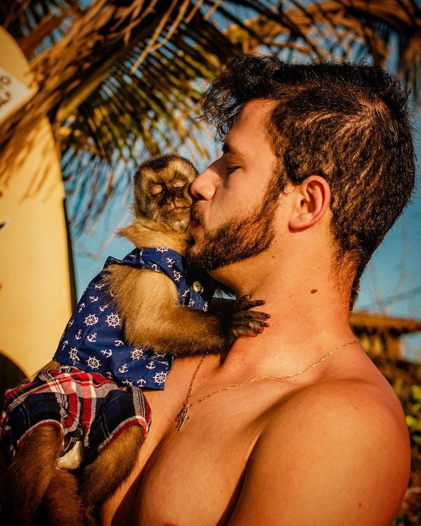 Rafael Monteiro Cruz e  macaco-prego Davi
