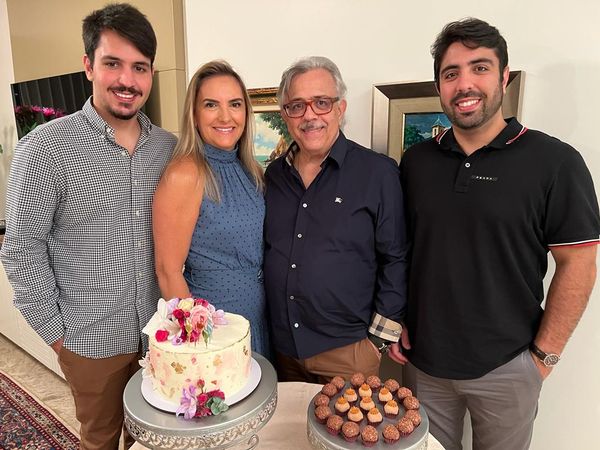 Shirley Santos celebrou a nova idade ao lado do esposo, o cirurgião plástico Ariosto Santos, e dos filhos Ariosto Neto e Arthur