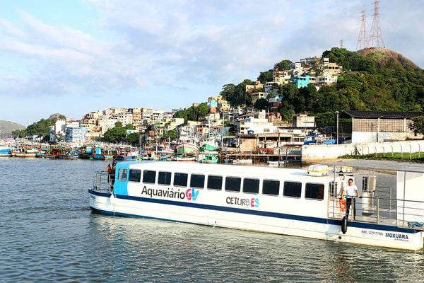 Barco do Aquaviário na Baía de Vitória por JV Andrade/Ales