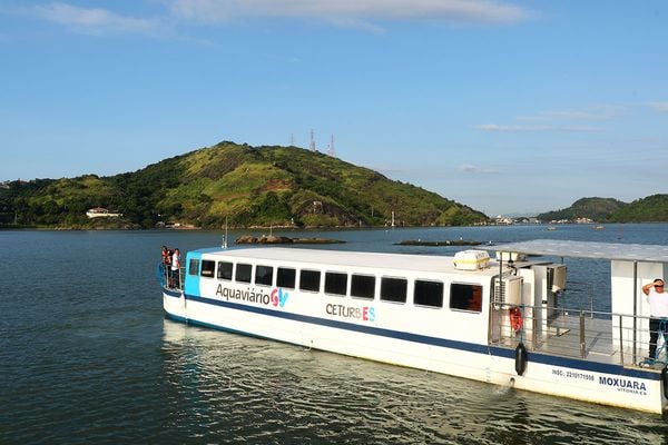 Barco do Aquaviário na Baía de Vitória