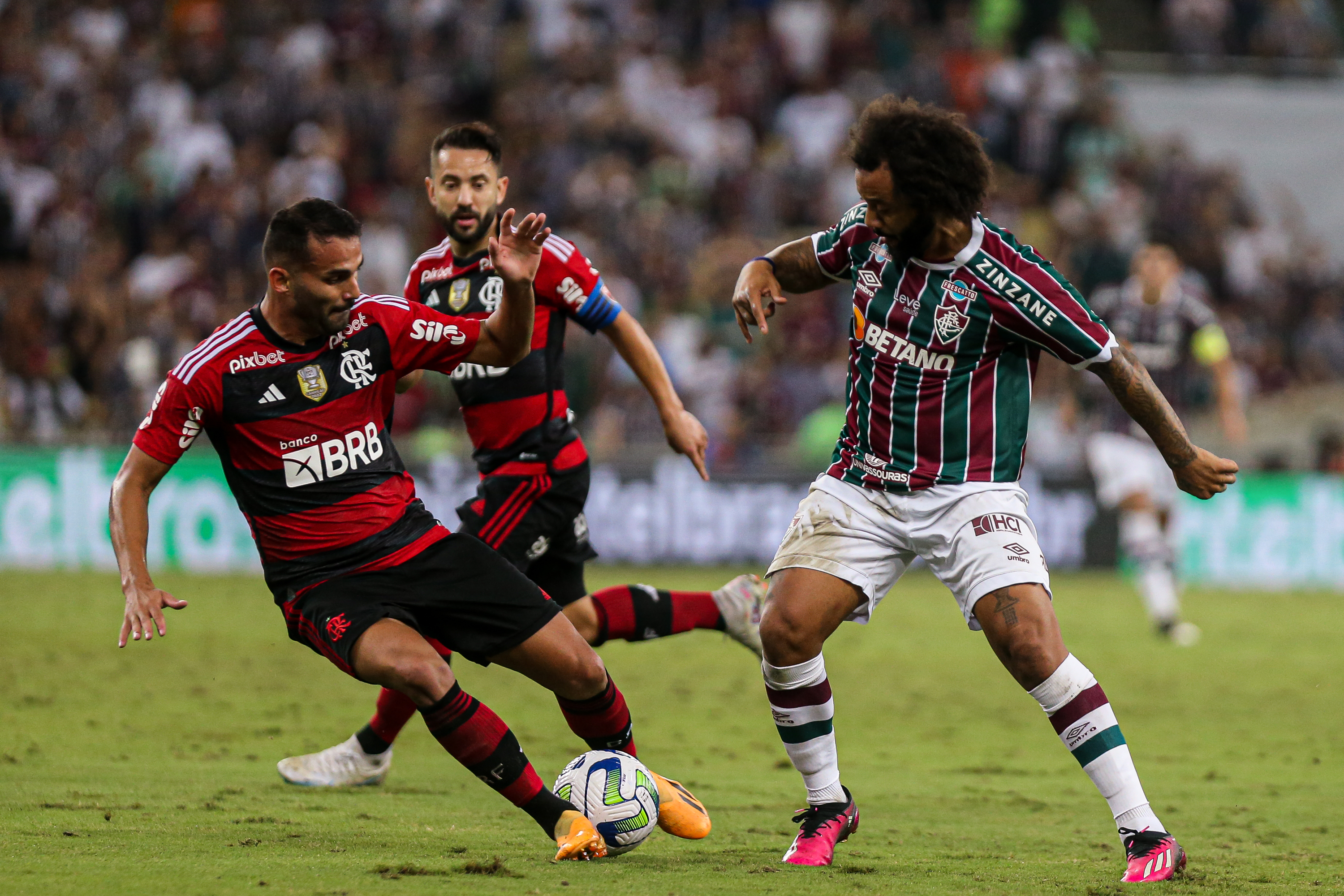 Flamengo empata com Fluminense e se afasta dos líderes do