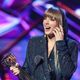 Taylor Swift recebendo o prêmio iHeartRadio Music, em março de 2023