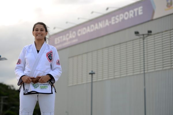 A atleta Jordana Lírio, do Jiu Jitsu, treina na Estação Cidadania de Cariacica